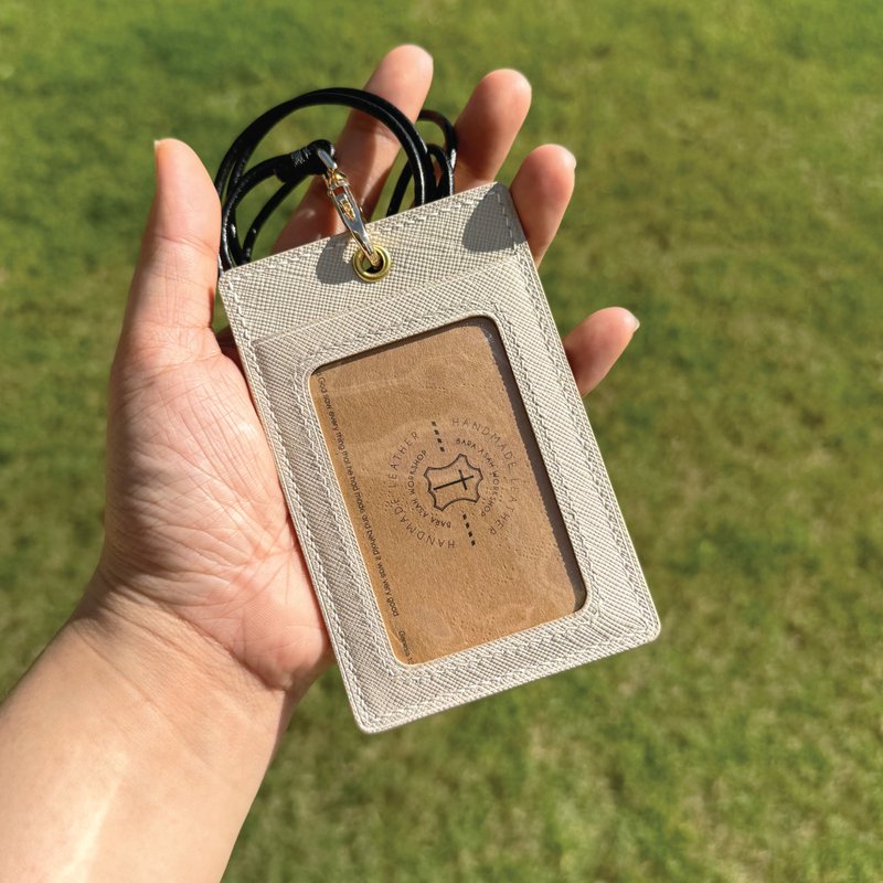 【IDカードケース】ホワイト クロスグレインカウハイド/本革ストラップ付き/手縫い 縦型 横型 - 定期入れ・パスケース - 革 ホワイト