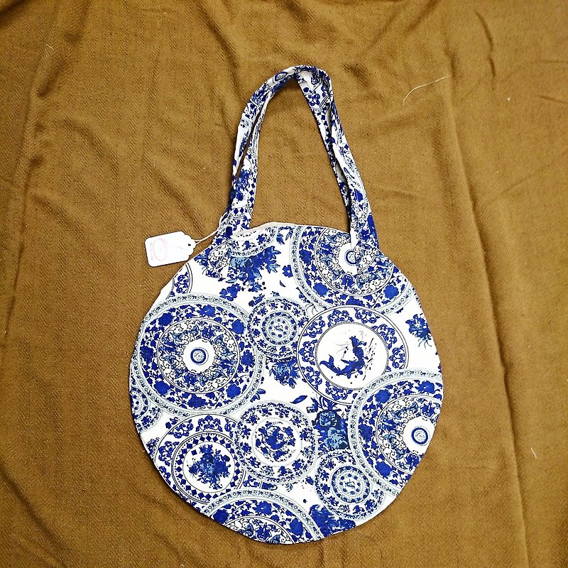 Blue-and-white porcelain chinese style rounded tote bag, round, retro, vintage, shoulder bag - Messenger Bags & Sling Bags - Cotton & Hemp Blue