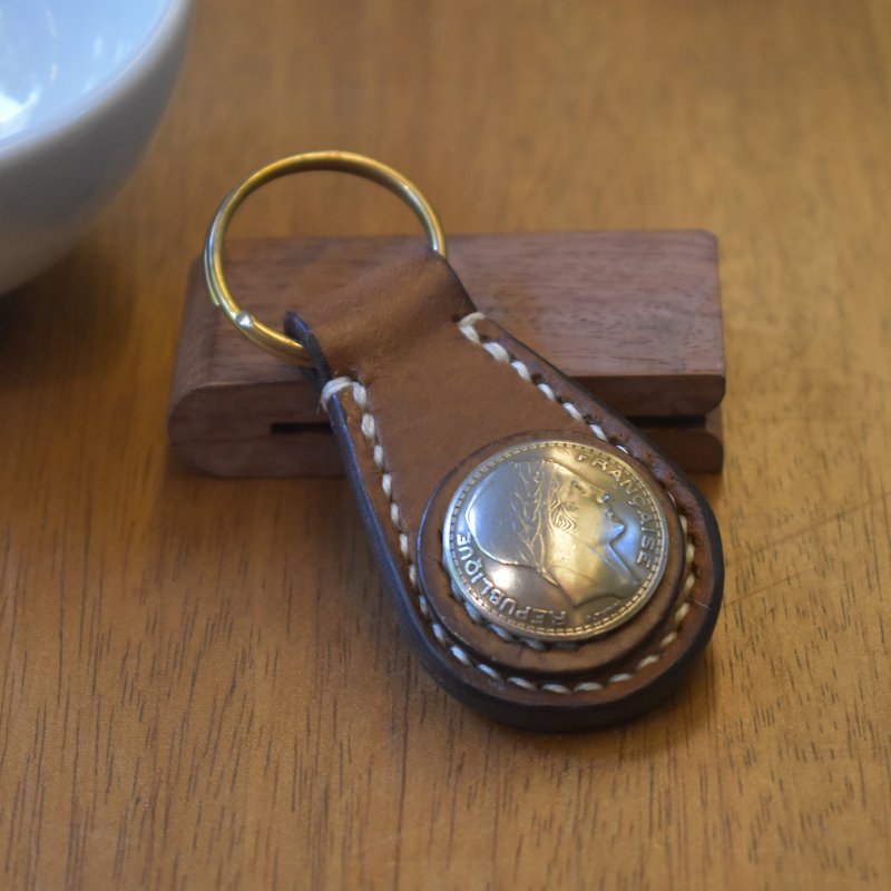 Handmade real coin buckle key ring [goddess old] key ring hand-stitched [CarlosHuang Aka] - ที่ห้อยกุญแจ - หนังแท้ สีนำ้ตาล
