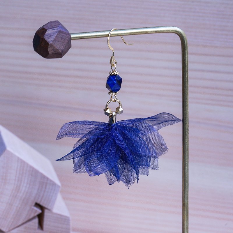 Michelle 湛藍花朵天然虎眼石垂墜耳環 - 耳環/耳夾 - 其他材質 藍色