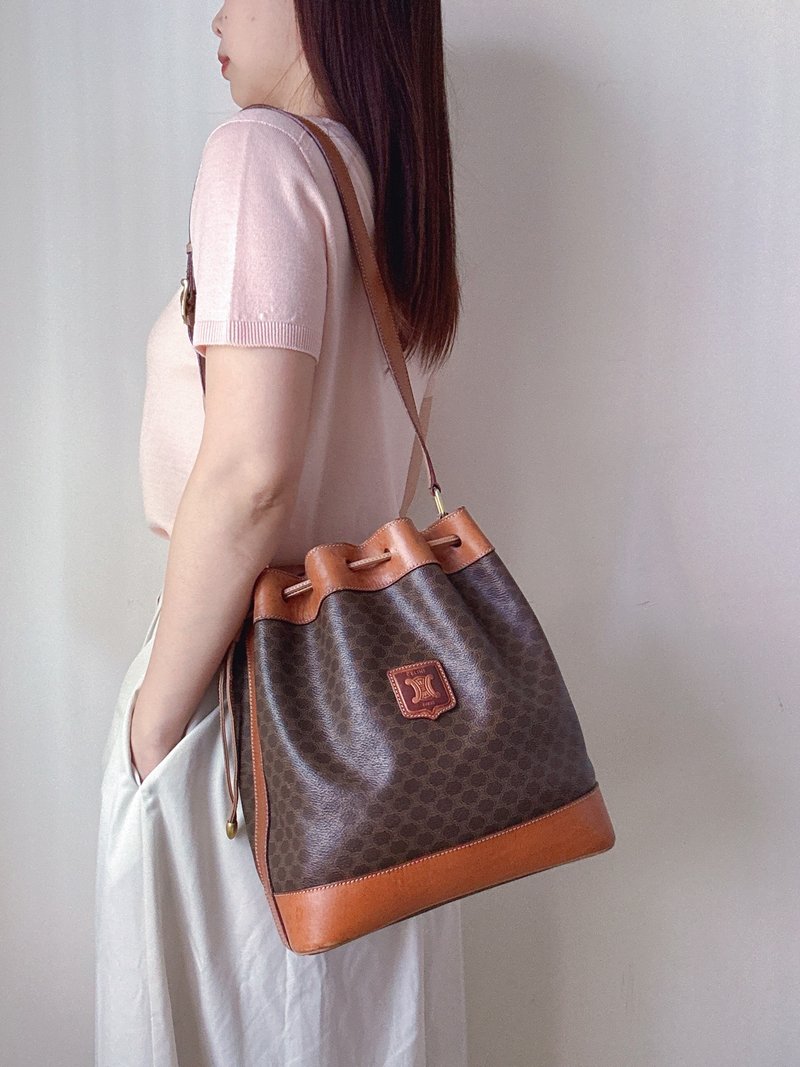 Second-hand unique Celine Macadam brown presbyopic bucket bag Arc de Triomphe - กระเป๋าแมสเซนเจอร์ - วัสดุกันนำ้ สีนำ้ตาล