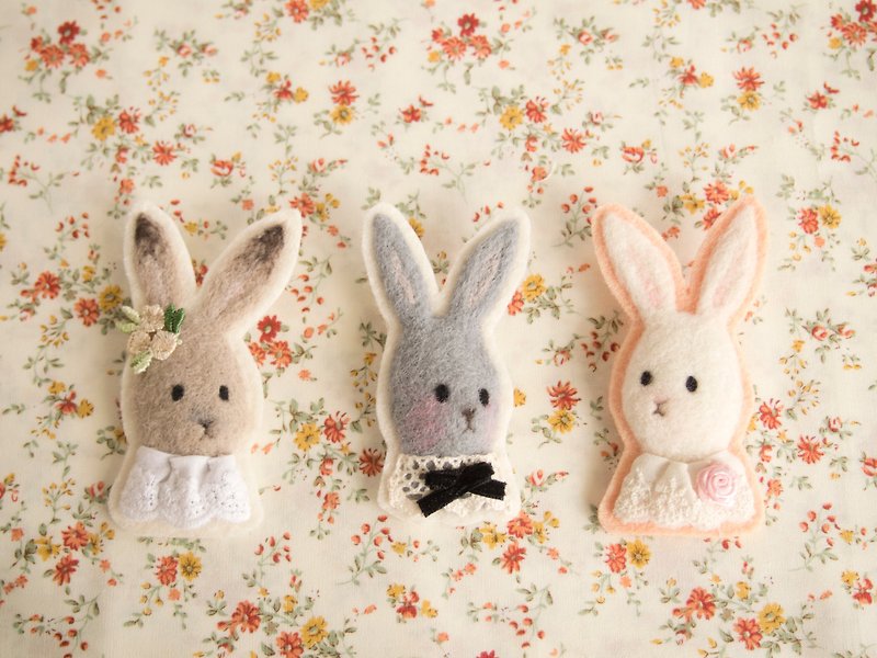 Bunny wool felt pin magnet - Brooches - Wool White