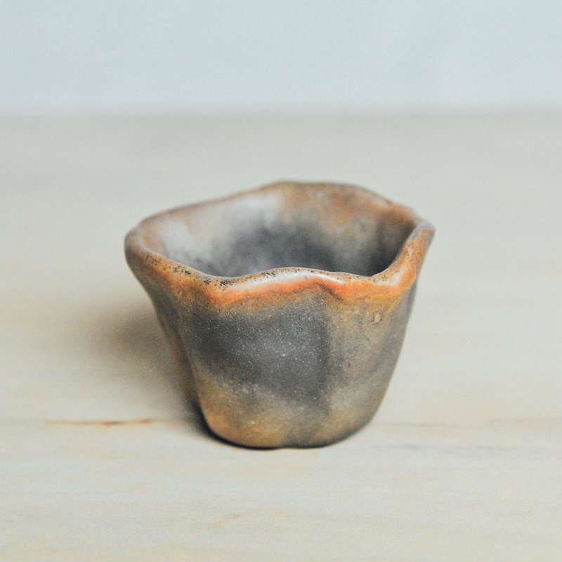 Wood fired pottery. Hand pinch small cup - ถ้วย - ดินเผา สีนำ้ตาล