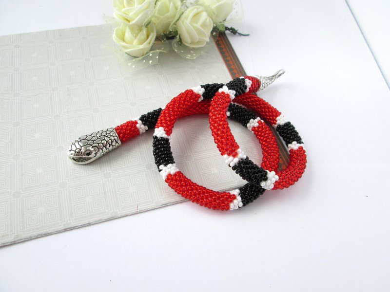 Red beaded Snake Necklace for him Beaded crochet necklace Ouroboros jewelry Serp - สร้อยข้อมือ - วัสดุอื่นๆ สีแดง