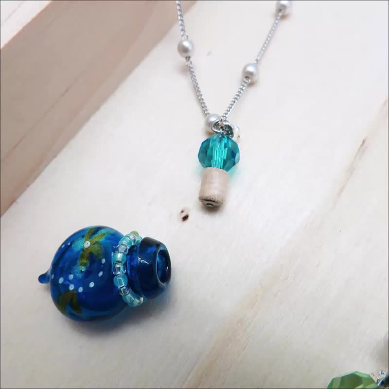 Diffuser Necklace Cherish Colored with Flower Aromatherapy Vial with Oil Dropper - Necklaces - Colored Glass Blue
