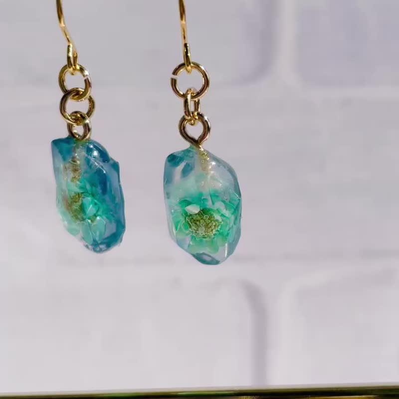 Dried flower resin earrings, blue - ต่างหู - กระดาษ สีน้ำเงิน