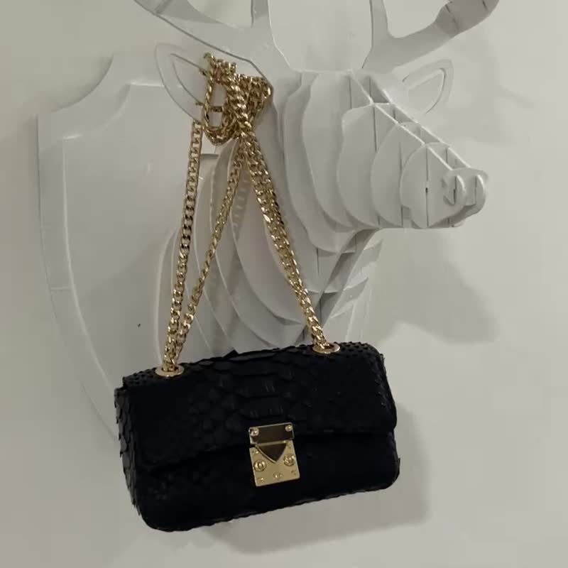 กระเป๋าหนังงูหลามกระเป๋าหนังงูคลัทช์หนังงูหลาม - กระเป๋าคลัทช์ - หนังแท้ สีดำ