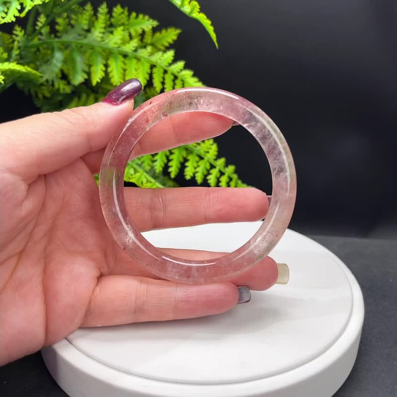 白水體草莓晶手镯 58MM 冰透星光 淺紅水晶圓條手環 清新亮麗魅力 - 手鍊/手環 - 水晶 紅色