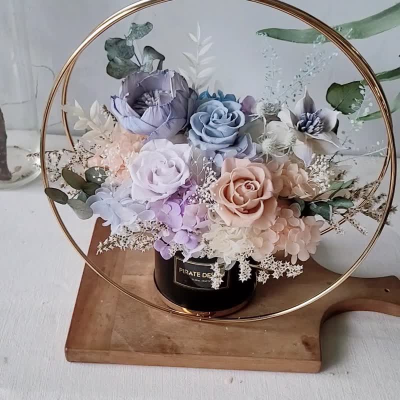 Hai Zang Design │ Onlester. Grey and blue milk tea texture golden ring table flowers. congratulations flower - ช่อดอกไม้แห้ง - พืช/ดอกไม้ หลากหลายสี