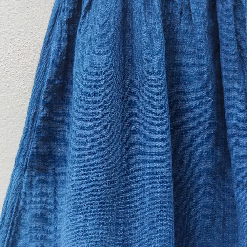 ハレムブルーのロングスカートにインディゴのボタンが付いています。 - スカート - コットン・麻 ブルー