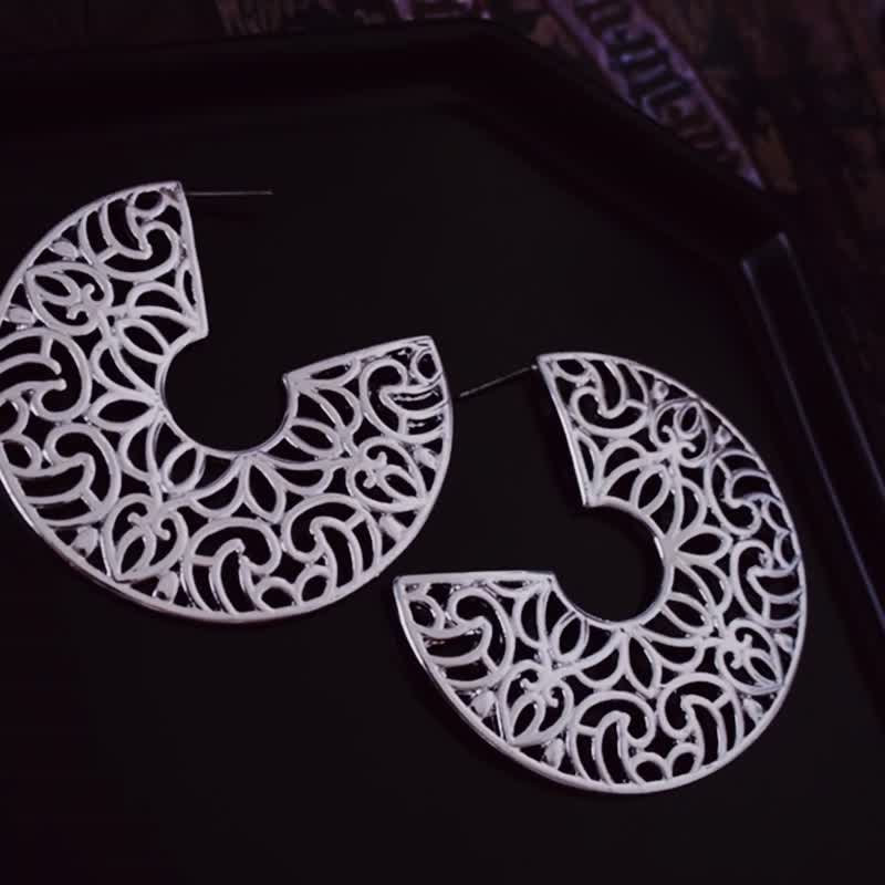 Vintage Earrings | Silver Empty Carved Circle | Unchangeable Clip | CBK024 - ต่างหู - วัสดุอื่นๆ สีเงิน
