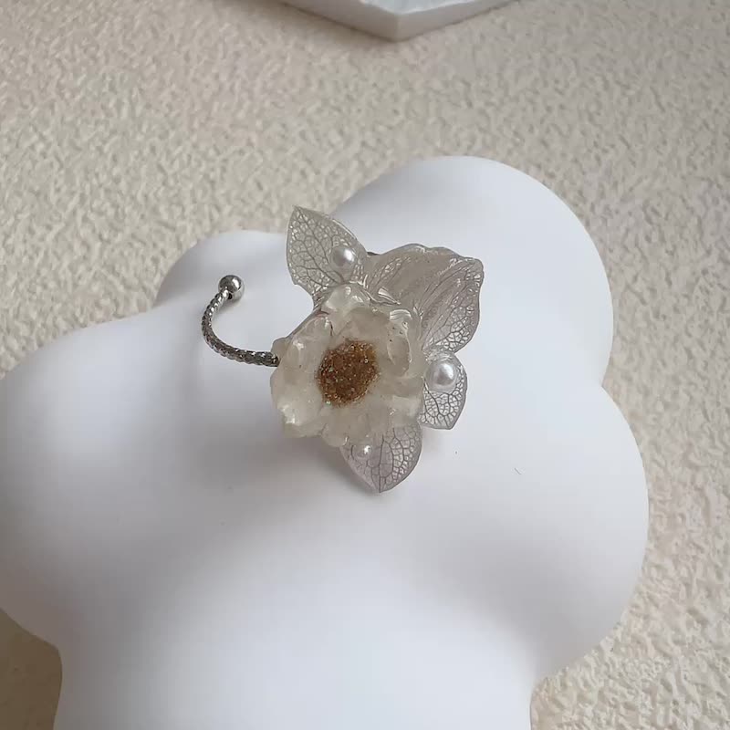 繡球白梅花系設計款開口戒 - 戒指 - 其他金屬 白色