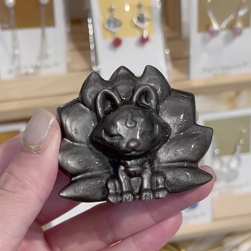 Playful nine-tailed fox Silver Stone ornaments that eliminate disks, block evil spirits and ward off evil spirits, a must-have for the office to ward off workplace villains - ของวางตกแต่ง - คริสตัล สีดำ