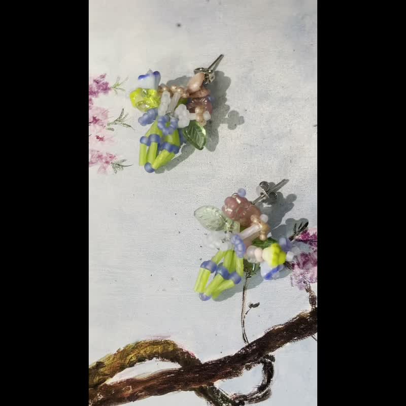手作串珠耳飾 迷你花束耳釘 串珠花朵耳環 - 耳環/耳夾/耳骨夾 - 玻璃 多色