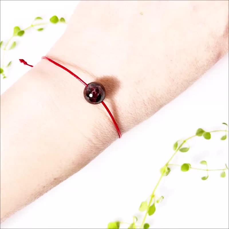 皮繩石榴石手鍊 幸運紅繩x生日寶石 一月誕生石 輕鬆收緊可調式 - 手鍊/手環 - 半寶石 咖啡色