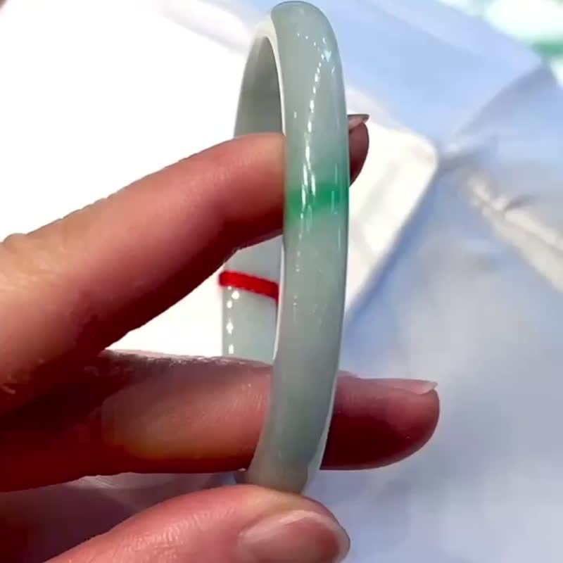 天然翡翠 緬甸 A玉 手鐲 玉鐲 • 對稱果綠白底青翡翠貴妃鐲 - 手鍊/手環 - 石頭 綠色