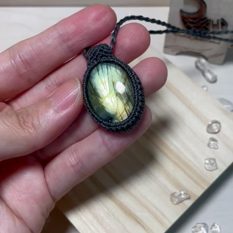 Wax thread weaving/yellow-green labradorite/daily necklace - สร้อยคอ - เครื่องเพชรพลอย สีเทา