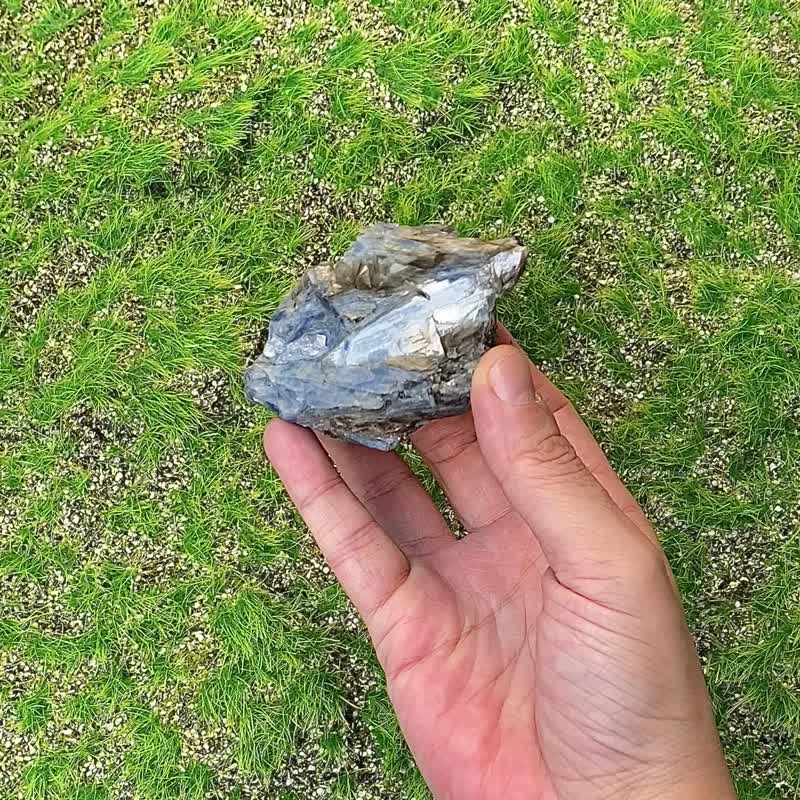 手串充電站-天然原礦藍晶石共生金雲母及鏡鐵礦 養水晶 消磁 療癒 - 擺飾/家飾品 - 水晶 多色