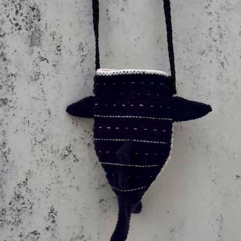 Handwoven whale shark mobile phone bag - กระเป๋าสตางค์ - ผ้าฝ้าย/ผ้าลินิน สีน้ำเงิน