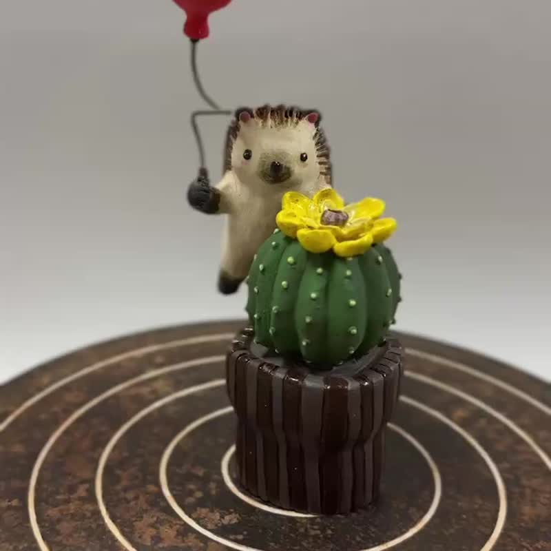 Wood white. Hedgehog holding red balloon - ตุ๊กตา - ดินเผา สีเขียว