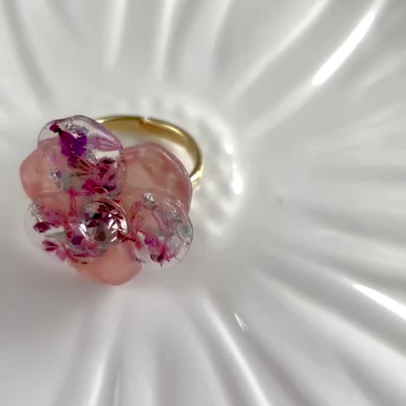 Dried flowers and crystal ring pink one size fits all - แหวนทั่วไป - เรซิน สึชมพู