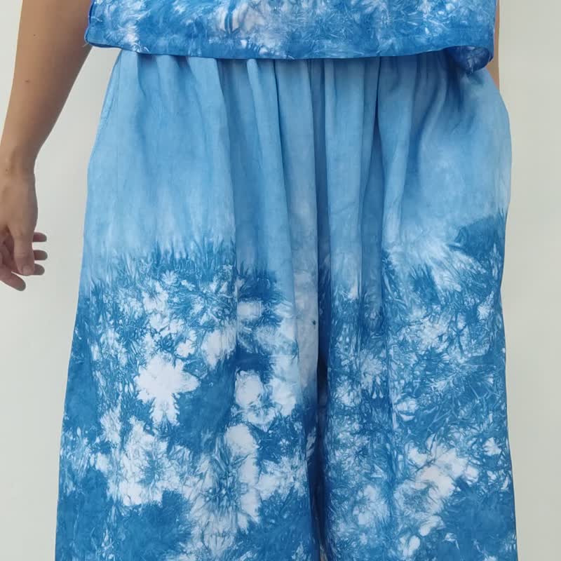 A Em Shorts - กางเกงขาสั้นขากว้างผ้าเอ็กซ์ตร้าพริ้วมัดย้อมลายเมฆล่าง - กางเกงขาสั้น - ผ้าฝ้าย/ผ้าลินิน สีน้ำเงิน
