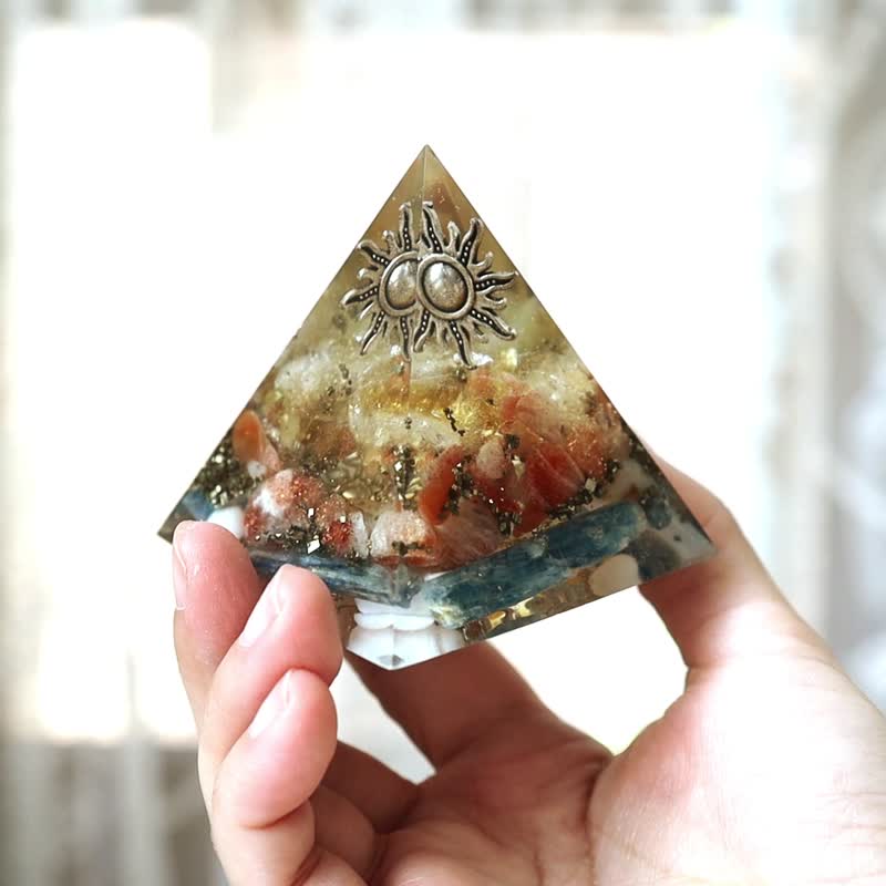 [Customized Gift] Blue Sun-Wealth and Calm Energy Pyramid orgonite - ของวางตกแต่ง - เครื่องประดับพลอย หลากหลายสี