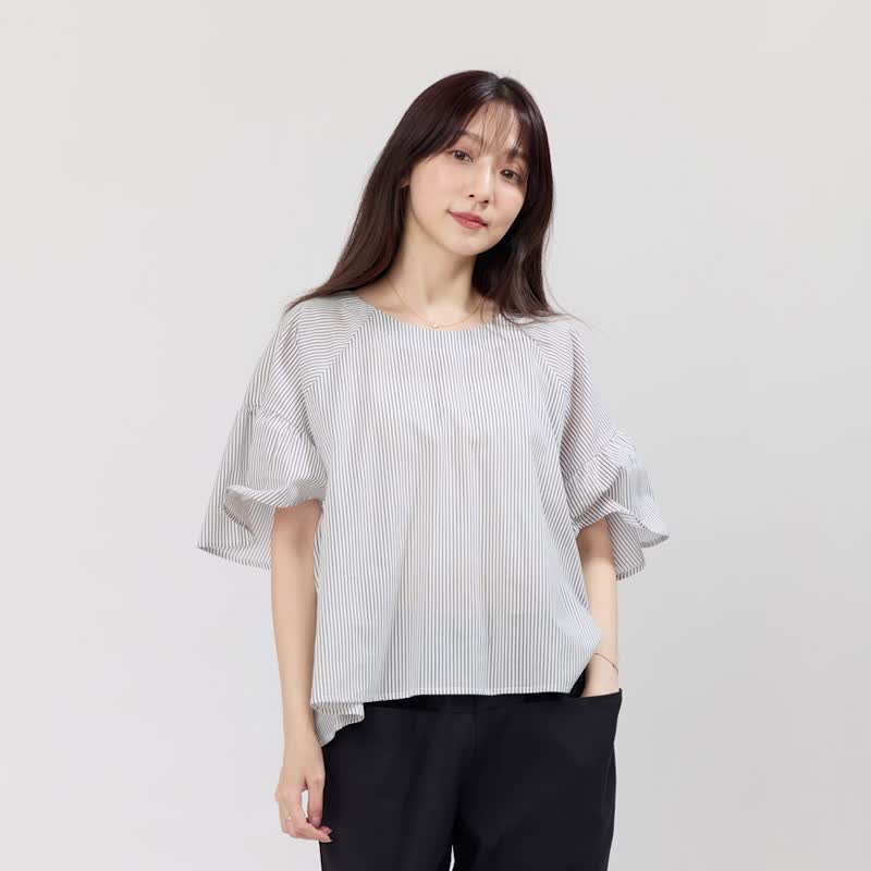 Ashley 棉質清爽圓領細褶泡泡袖上衣/灰白直條 - 女上衣/長袖上衣 - 棉．麻 白色