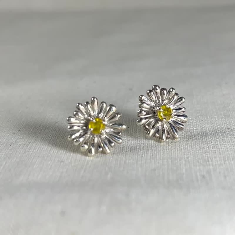 Daisy Earrings Daisy Flower Sterling Silver Earrings Yellow Sapphire Birthday Christmas Gift Recommendation - ต่างหู - เงินแท้ สีเงิน