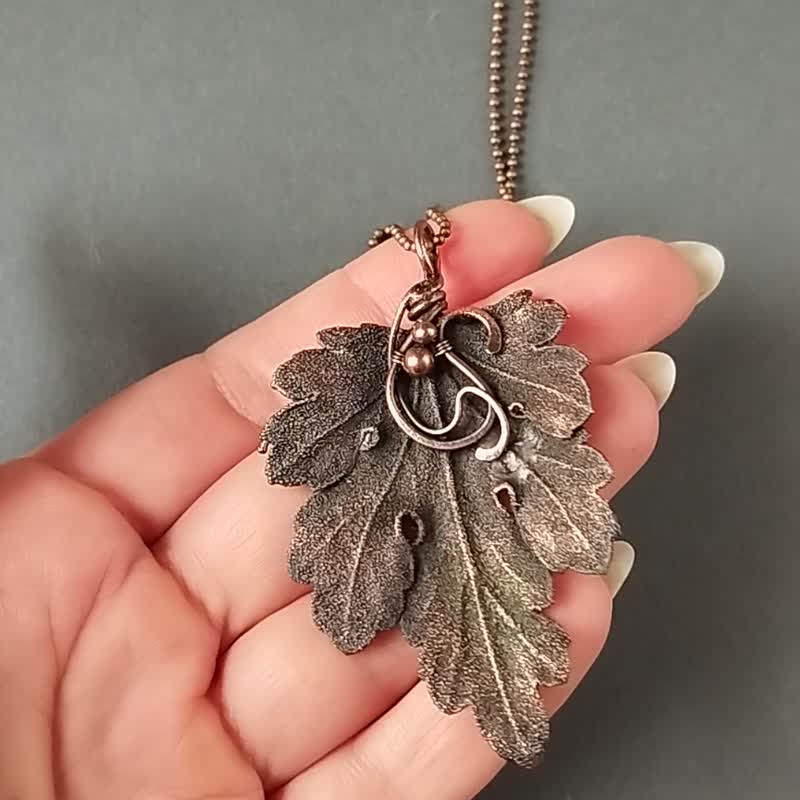 Wire Wrapped Chrysanthemum Leaf Pendant, Unique Nature Inspired Gift Idea - 項鍊 - 銅/黃銅 