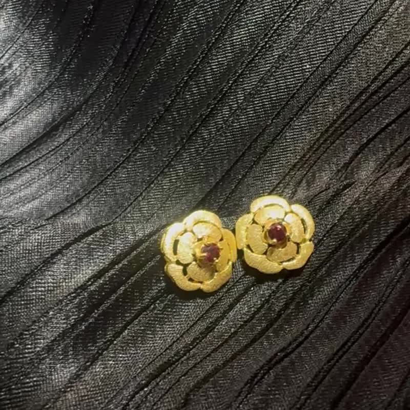 Blooming. S925 Garnet, Ancient Metal Wire Drawing Craft, Stud Earrings, Camellia, Gemstone, Earrings, Studs - ต่างหู - เครื่องเพชรพลอย สีแดง