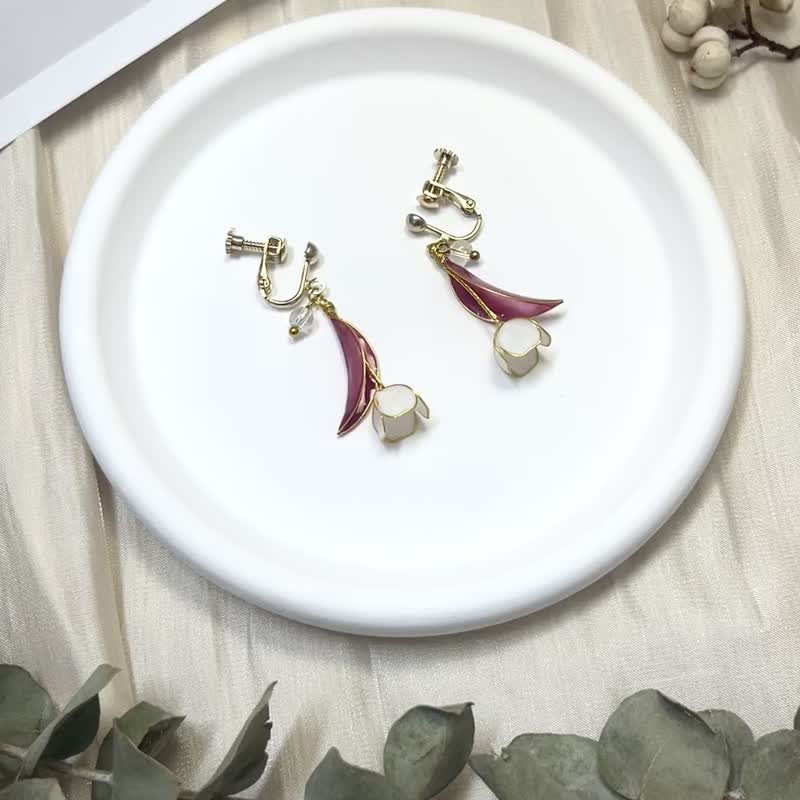 樹葉與小白花/花朵耳環/無痛耳夾/樹脂耳環/禮物 - 耳環/耳夾/耳骨夾 - 樹脂 紅色