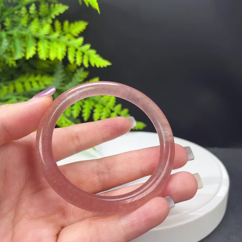 淺粉草莓晶手镯 55+MM 老料甜美星光圓條 紅色水晶手環 提升氣質 - 手鍊/手環 - 水晶 紅色