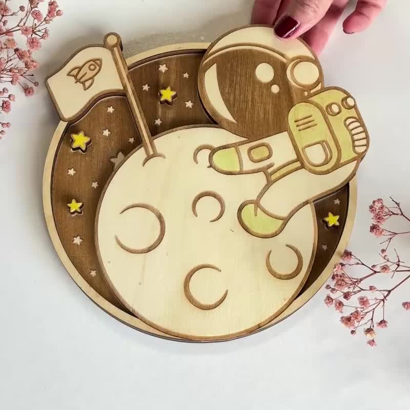 Astronaut Wooden Baby Room Sign - Moon Astronaut - Nursery Decor - Handpainted - 兒童家具 - 木頭 