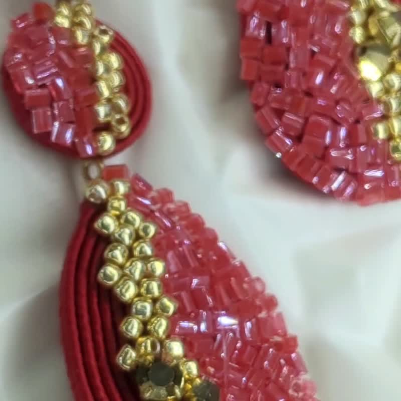 Fiolent earrings in coral red colour - 耳環/耳夾/耳骨夾 - 其他材質 紅色