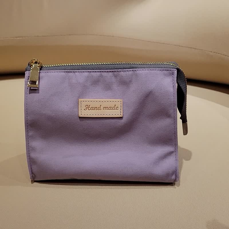 Triangular three-dimensional cosmetic bag/soft slightly stiff cotton velvet feel/lilac purple - กระเป๋าเครื่องสำอาง - วัสดุกันนำ้ สีม่วง