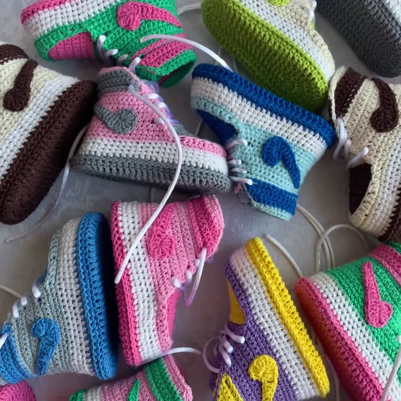 Free crochet baby online jordans pattern