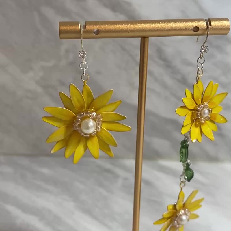 Jocelyn 水晶花飾品-向日葵耳環-黃/造花液/樹脂花/滴膠/耳飾/花/ - 金工/飾品 - 樹脂 黃色