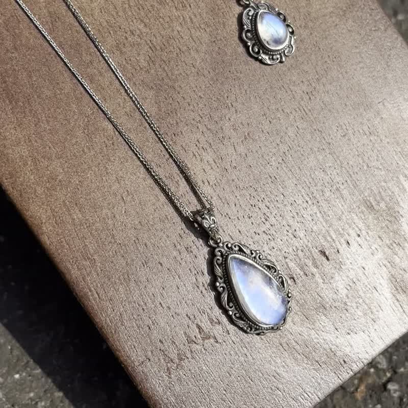 Xiyingyao 925 Silver moonstone natural stone necklace clavicle chain necklace ethnic style retro hippie - สร้อยคอ - คริสตัล สีเงิน