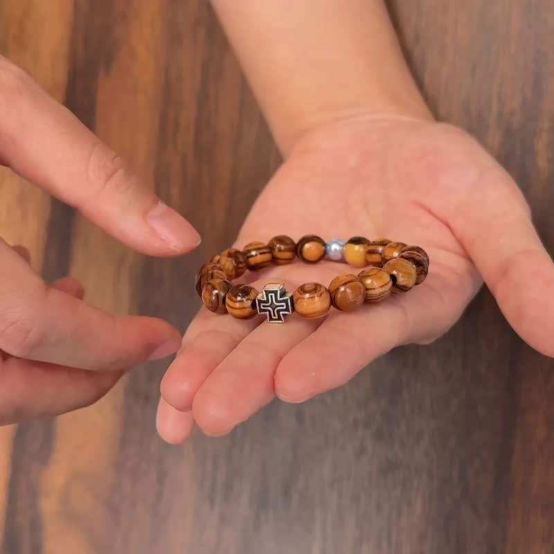 Bracelet imported 8mm olive wood beads combined with Swarovski blue crystal pearls with cross 8250873 - สร้อยข้อมือ - ไม้ หลากหลายสี