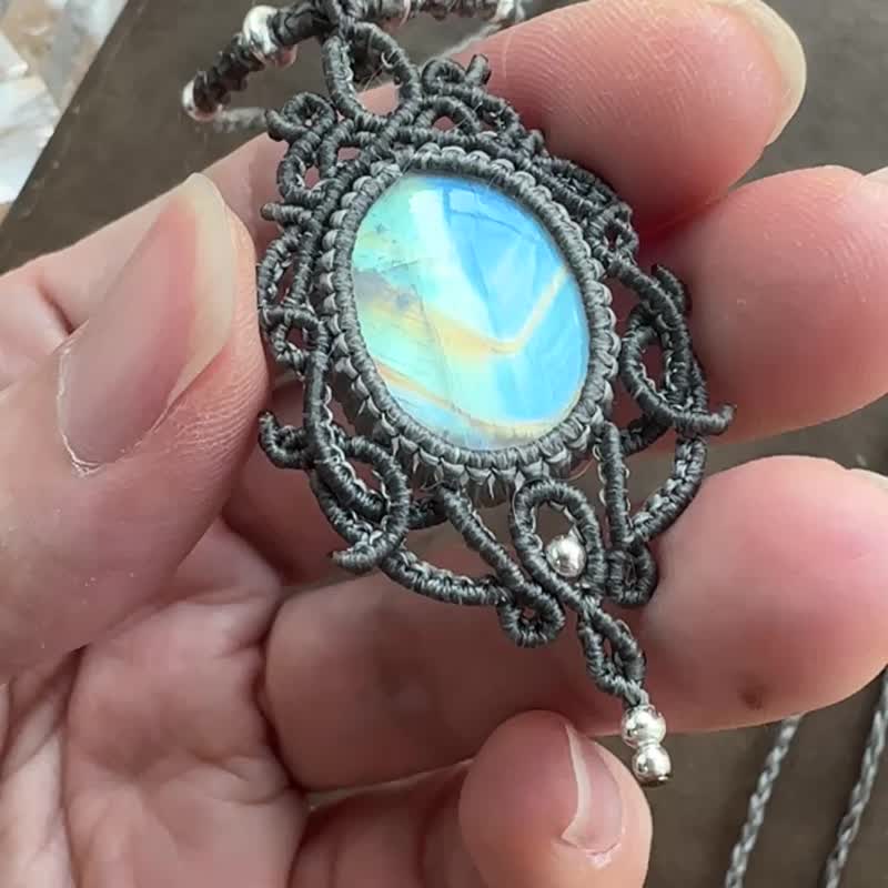 N1175 蠟線編織 古典風 月亮光 拉長石珠 吊咀項鍊 (可調長度) - 項鍊 - 寶石 灰色