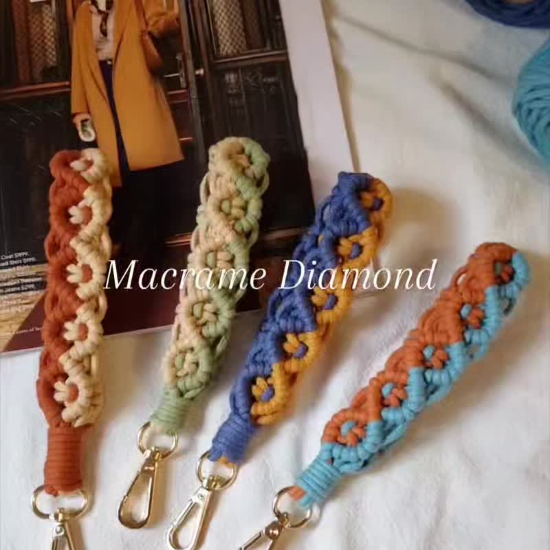 Macrame Diamond Wristlet - เชือก/สายคล้อง - ผ้าฝ้าย/ผ้าลินิน สีกากี