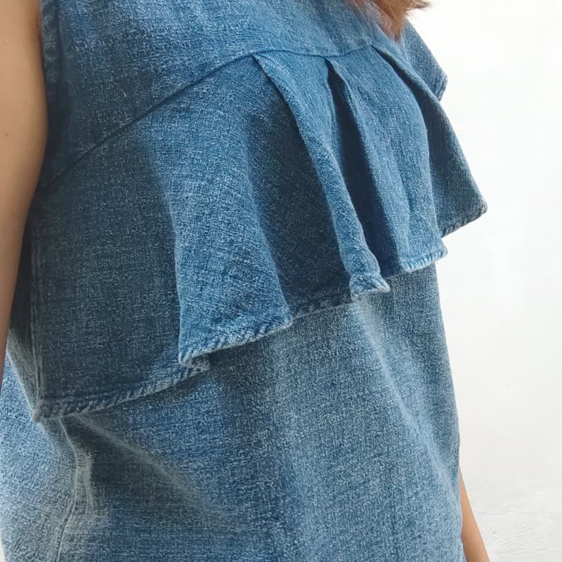 Ruffle Front Stonewash - เสื้อแขนกุดระบายช่วงอกสโตนวอช - เสื้อผู้หญิง - ผ้าฝ้าย/ผ้าลินิน สีน้ำเงิน