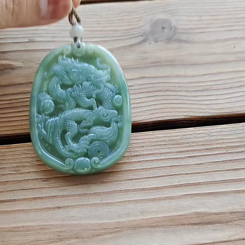 【親翠】天然翡翠 冰綠精雕三爪帥氣龍牌調整式繩鏈 生肖龍 - 項鍊 - 玉石 多色