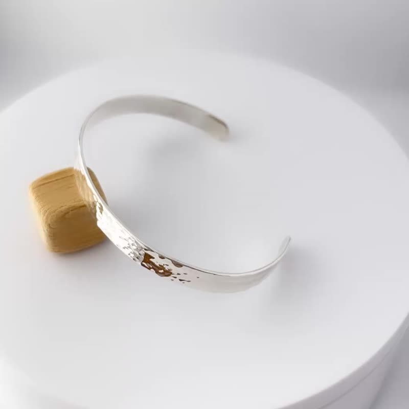Cuff Bracelet in Hammered 925 Sterling Silver, 6mm - Designed in Italy - 手鍊/手環 - 純銀 銀色