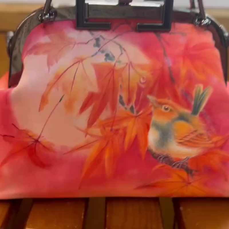 Taiwan's well-known painter hand-painted high-quality kiss lock bag romantic red maple words lovesickness ready-made - กระเป๋าแมสเซนเจอร์ - ผ้าไหม หลากหลายสี