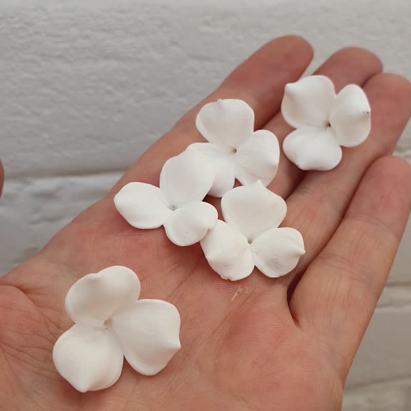 White flowers beads 1,5 cm, Floral beads clay for making jewelry - 零件/散裝材料/工具 - 塑膠 白色