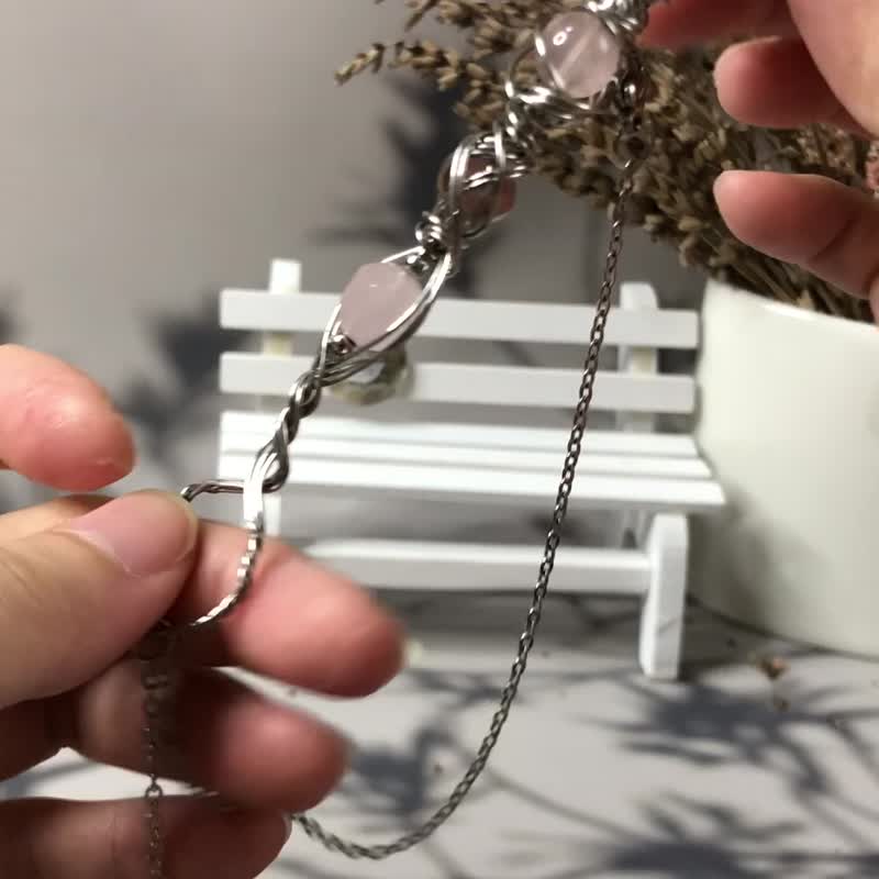316L鈦鋼手作夾菸器 粉水晶 精緻儀式感 防手臭 菸托 包掛 - 吊飾/掛飾 - 不鏽鋼 粉紅色