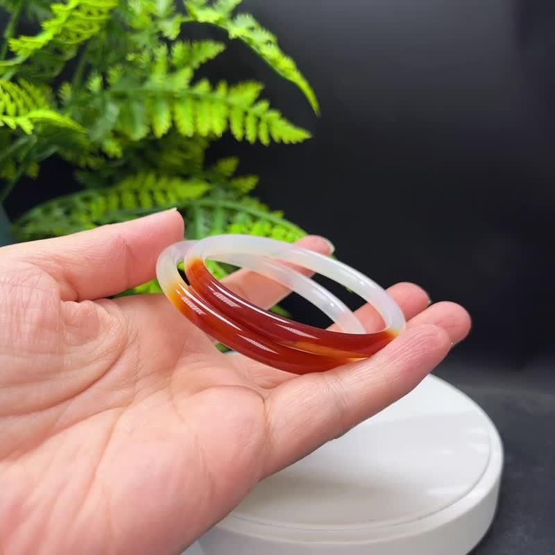Red and White Agate Bracelet 55+MM Ice Run Light Fairy Chalcedony Bracelet Half Mountain Half Water Single Branch - สร้อยข้อมือ - เครื่องประดับพลอย 