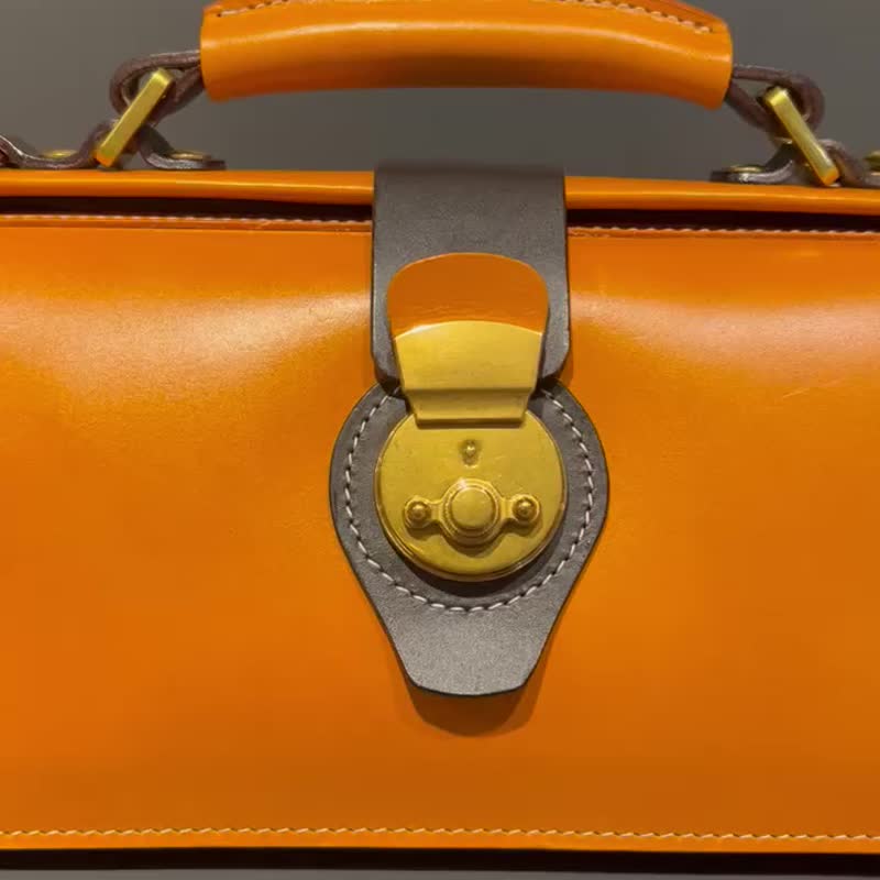 Vintage Doctor Bag with Gold Buckle - กระเป๋าถือ - หนังแท้ สีทอง